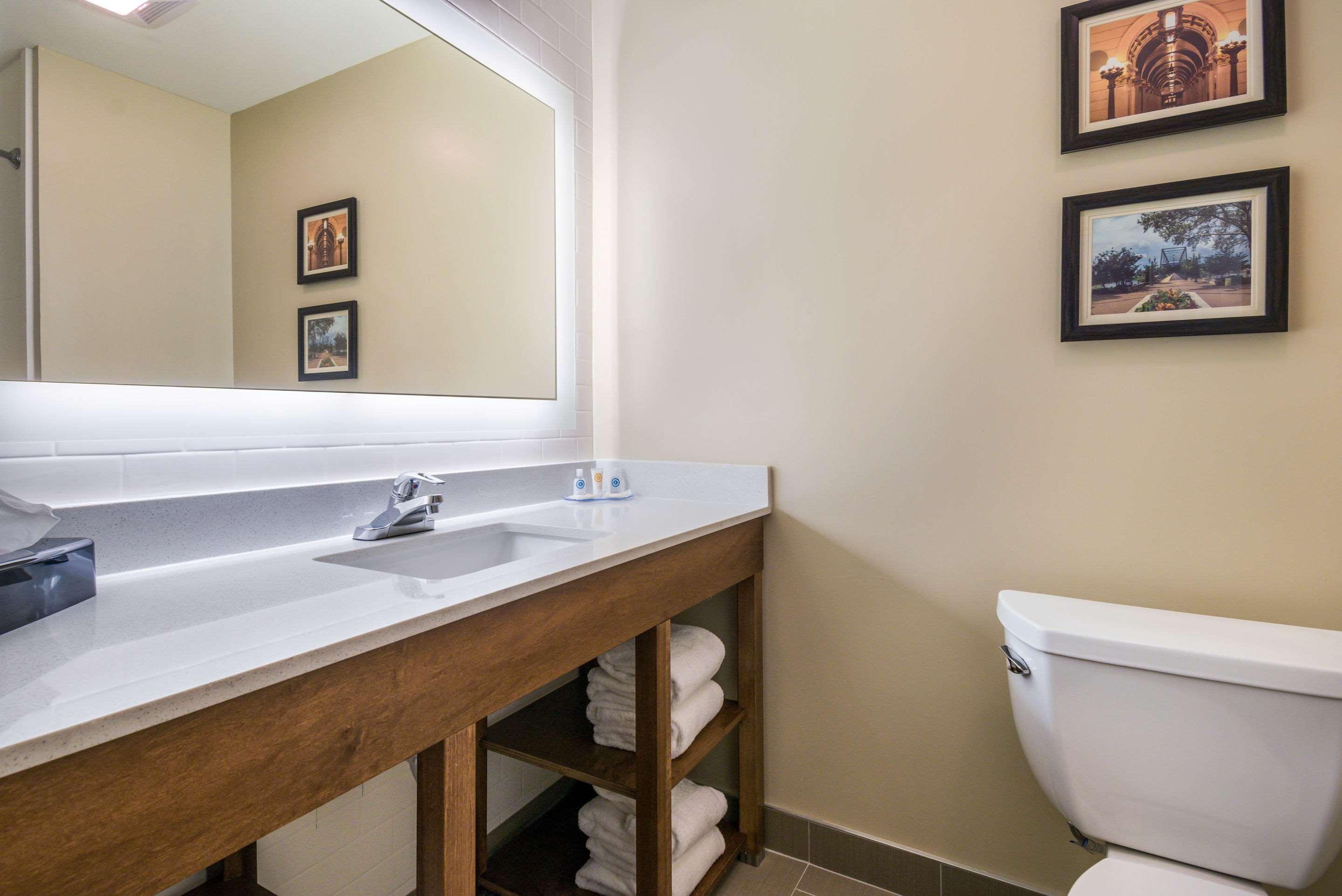 Comfort Inn & Suites Harrisburg - Hershey West Екстериор снимка
