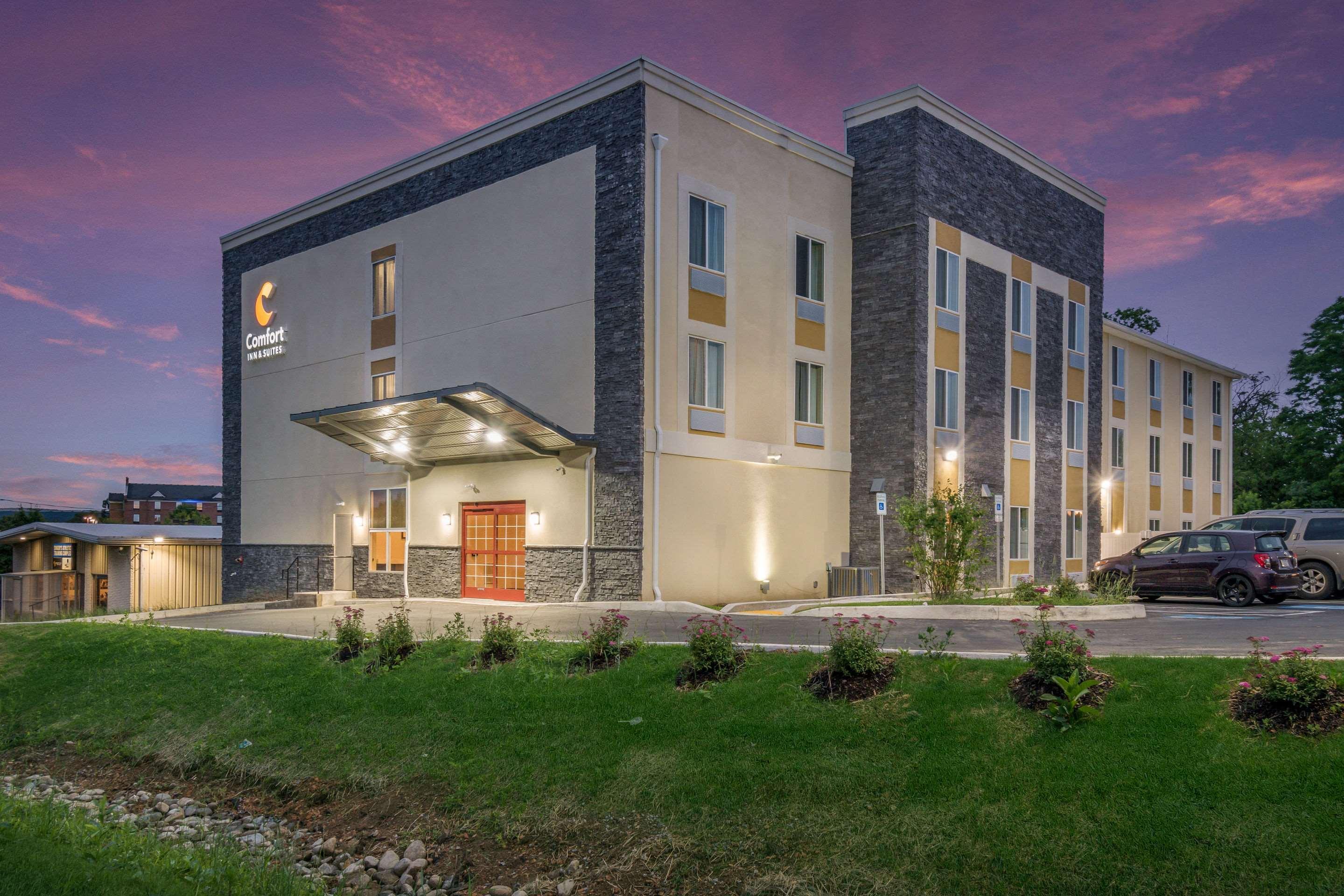 Comfort Inn & Suites Harrisburg - Hershey West Екстериор снимка