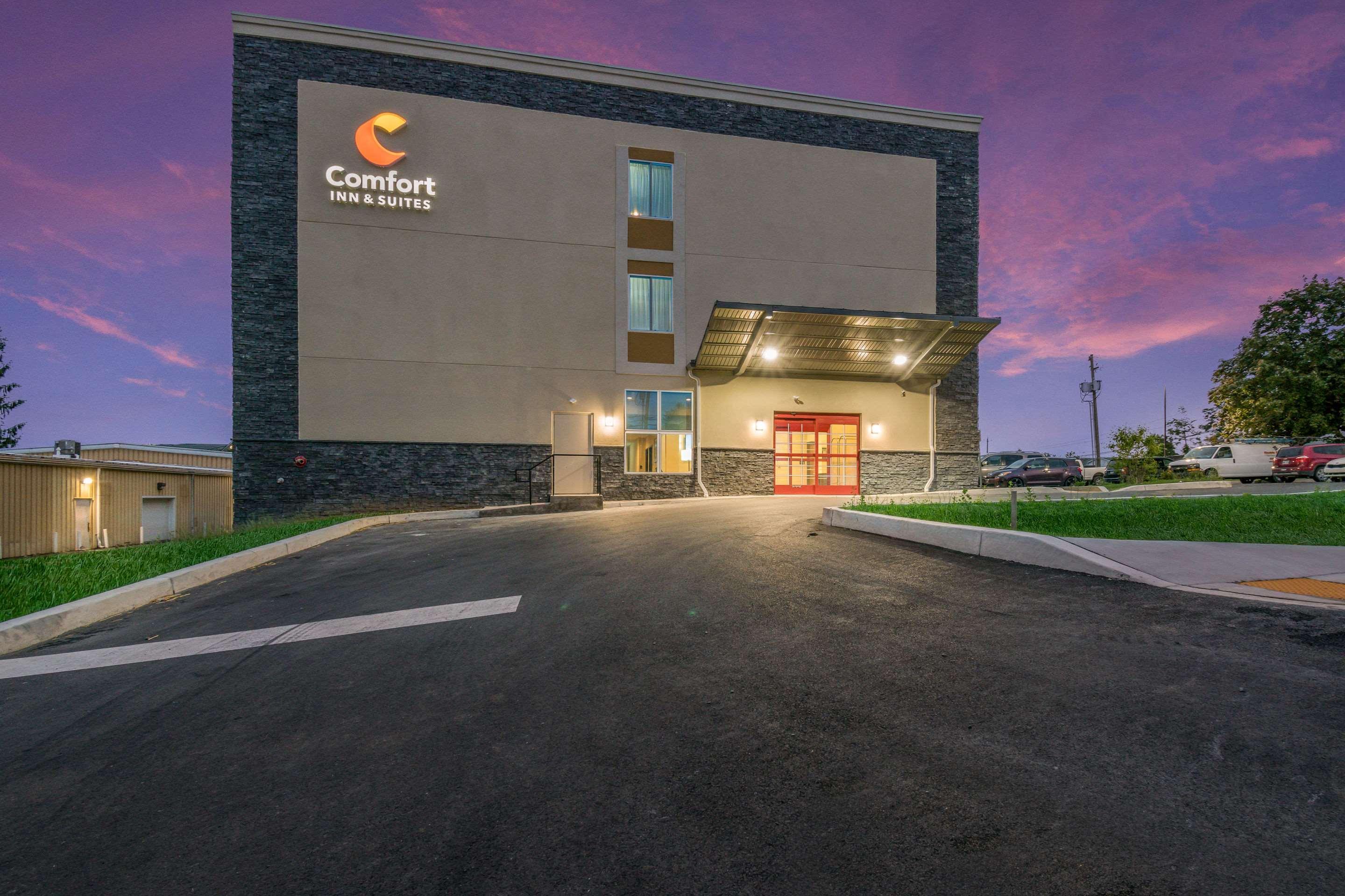 Comfort Inn & Suites Harrisburg - Hershey West Екстериор снимка